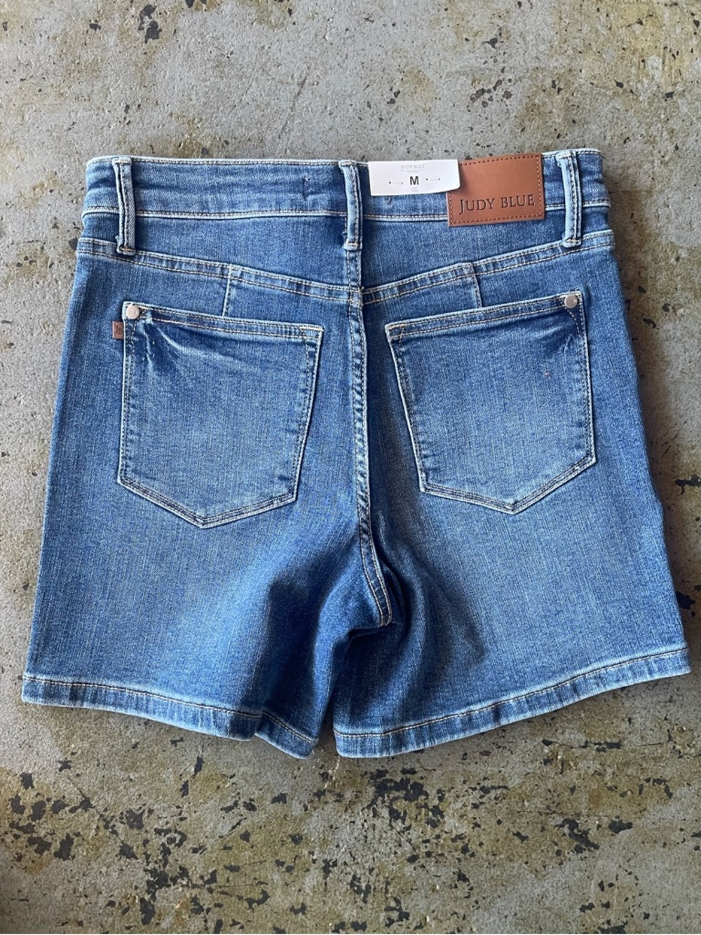 Judy Blue NWT Classic Mid-Rise Tummy Control Denim Shorts Size Medium - Picture 6 of 10